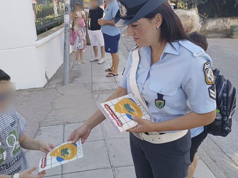 Αστυνομικοί μοίρασαν ενημερωτικά φυλλάδια στους μαθητές 